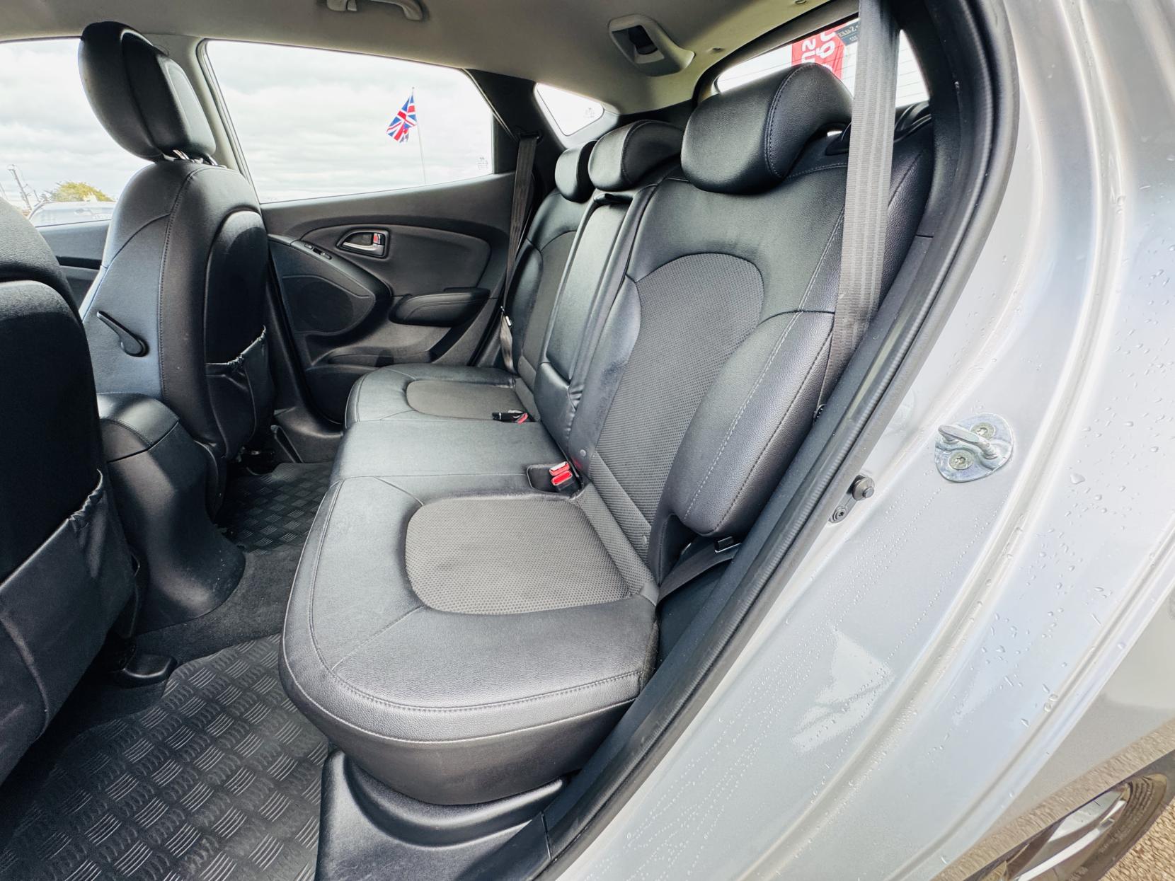 Hyundai ix35 2.0 CRDi SE SUV 5dr Diesel Auto 4WD Euro 5 (Nav) (134 bhp)