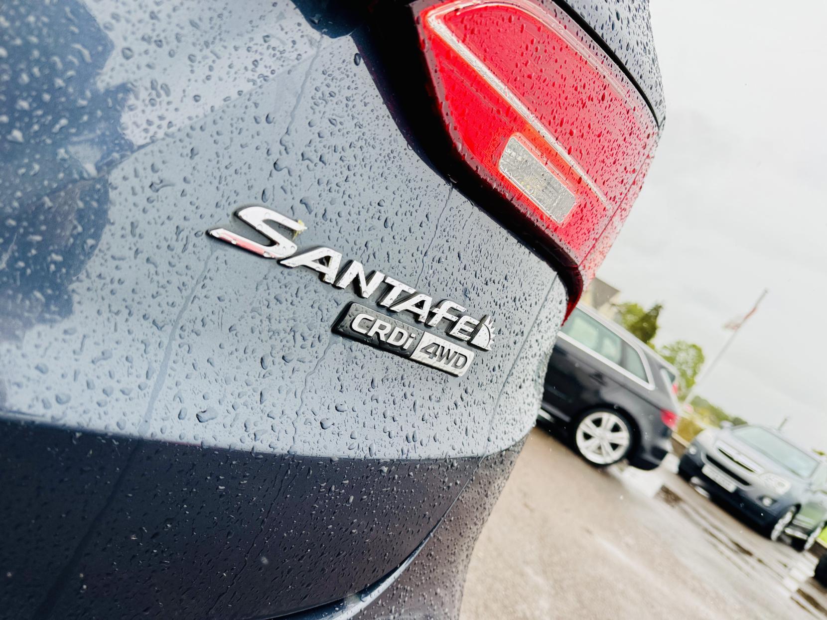 Hyundai Santa Fe 2.2 CRDi Premium SUV 5dr Diesel Manual 4WD Euro 5 (5 seat) (194 bhp)