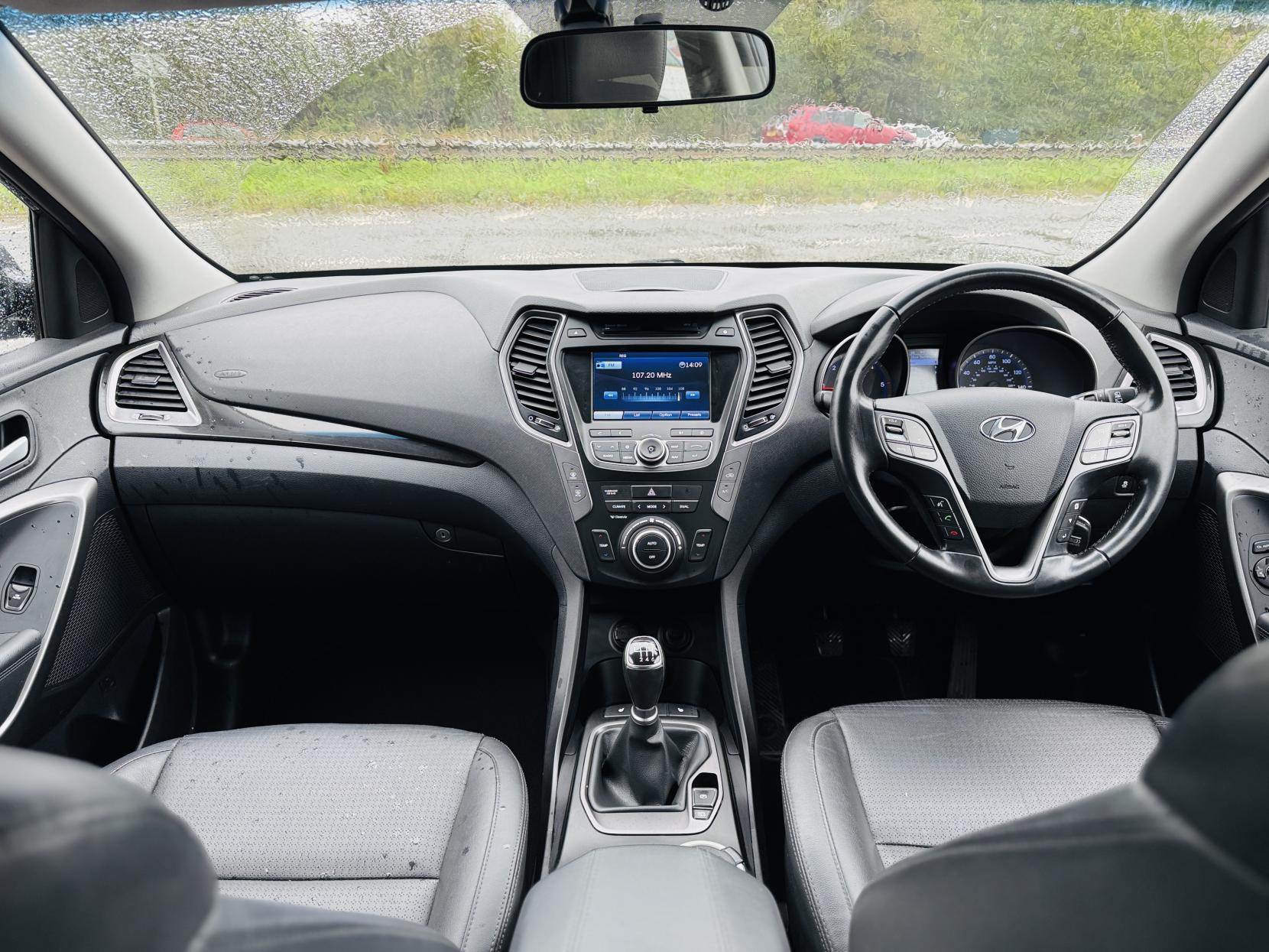 Hyundai Santa Fe 2.2 CRDi Premium SUV 5dr Diesel Manual 4WD Euro 5 (5 seat) (194 bhp)
