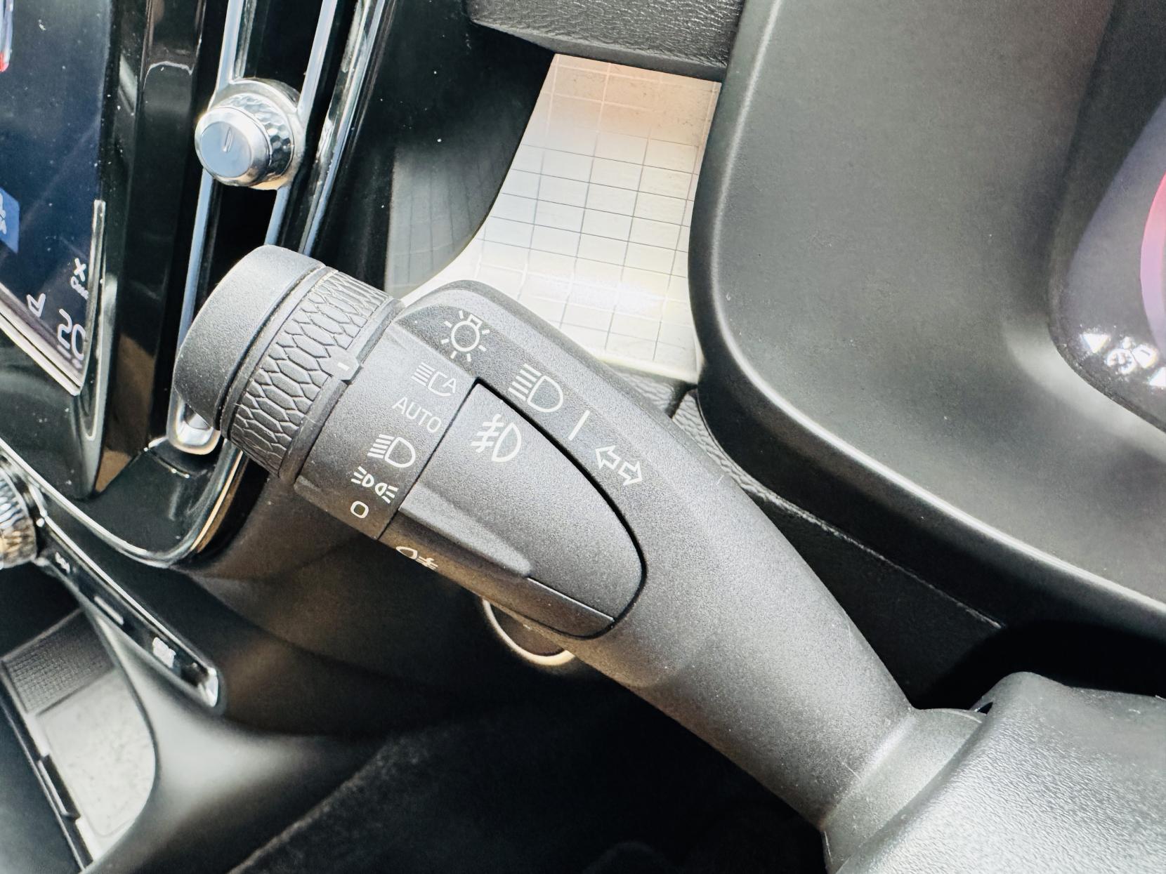 Volvo XC40 1.5 T3 Momentum Pro SUV 5dr Petrol Auto Euro 6 (s/s) (163 ps)