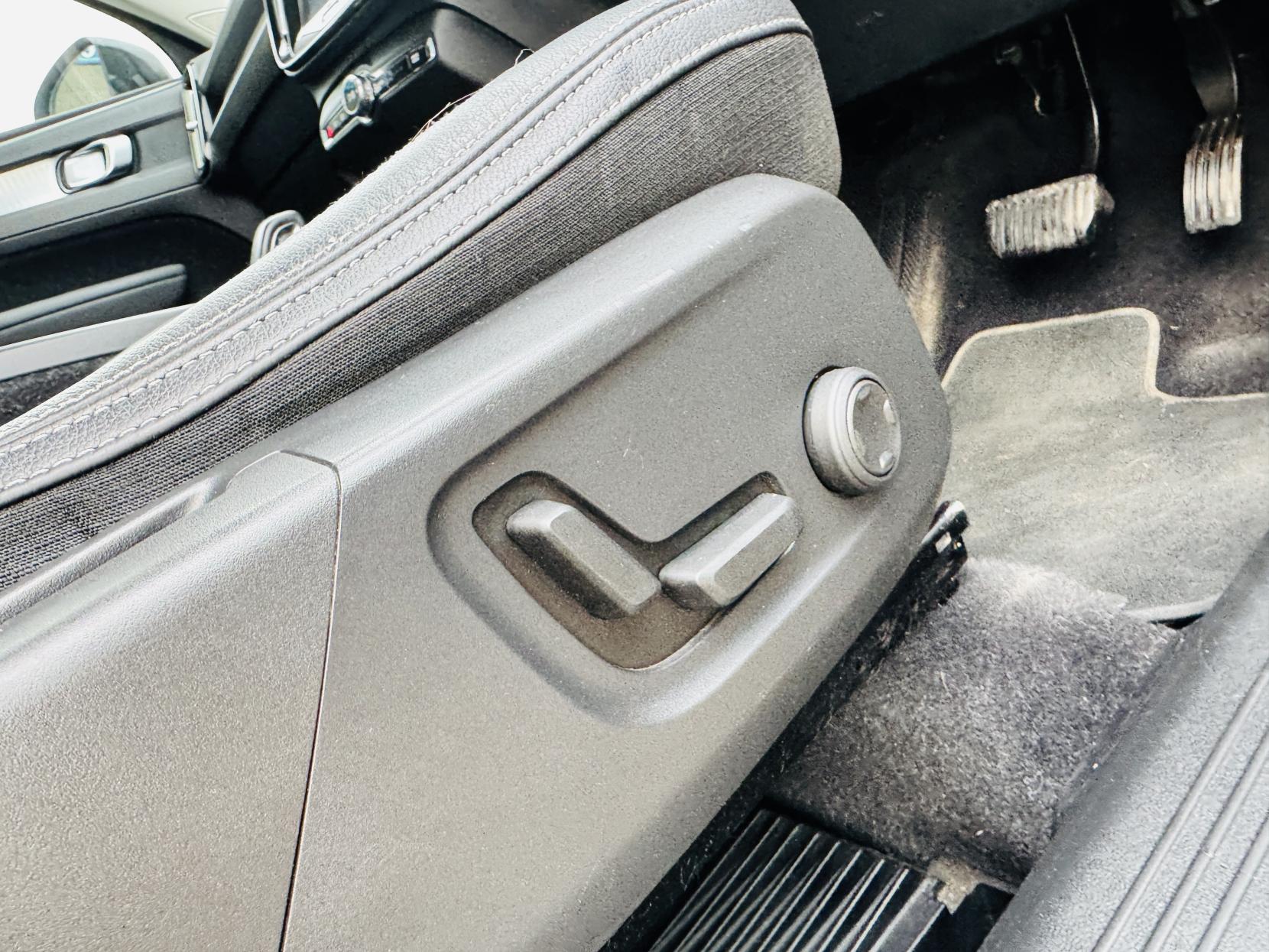 Volvo XC40 1.5 T3 Momentum Pro SUV 5dr Petrol Auto Euro 6 (s/s) (163 ps)