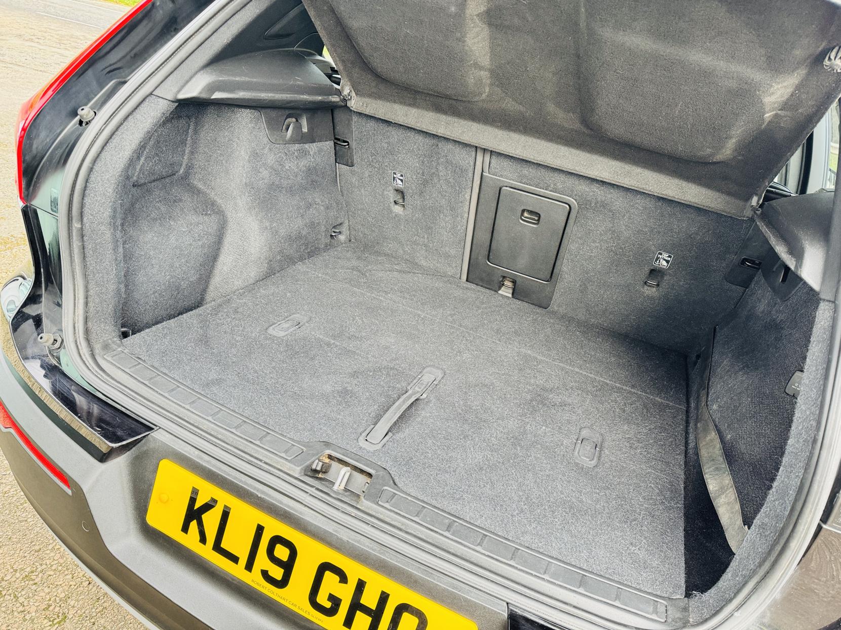 Volvo XC40 1.5 T3 Momentum Pro SUV 5dr Petrol Auto Euro 6 (s/s) (163 ps)