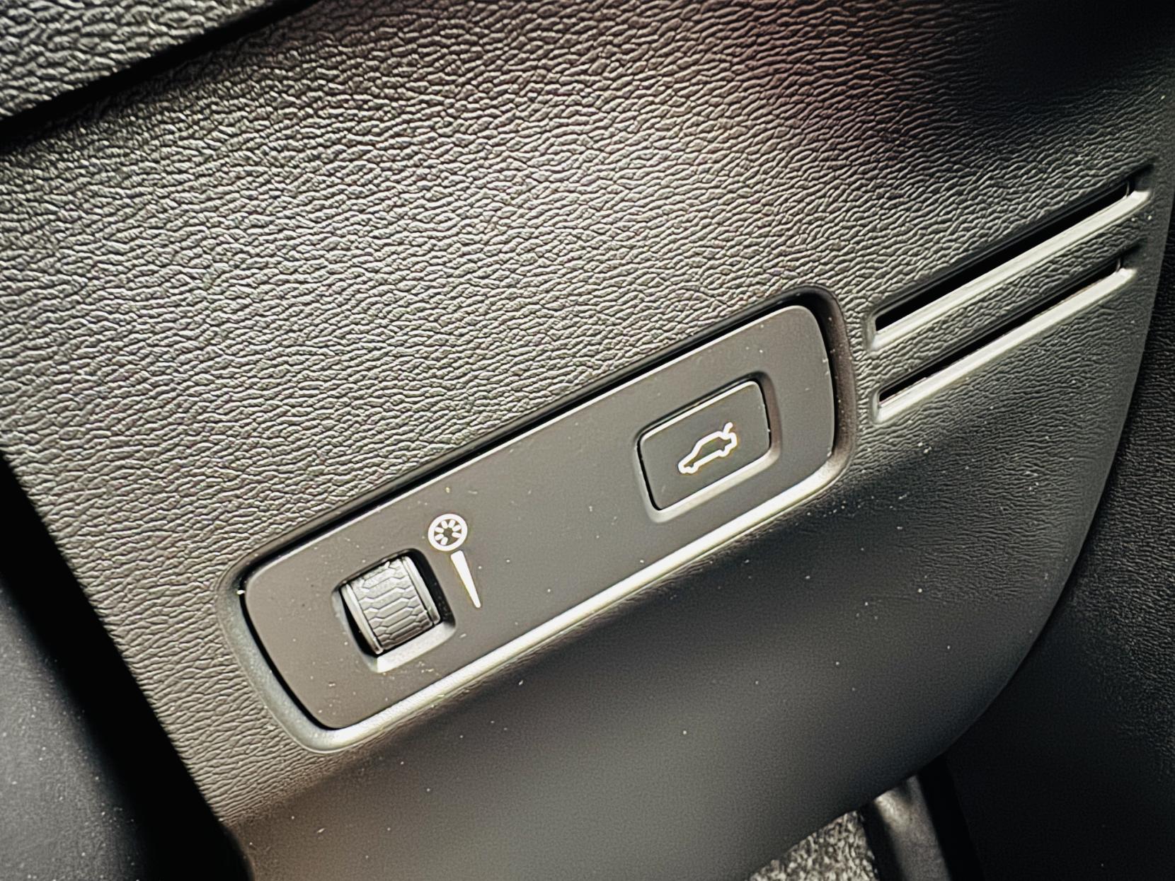 Volvo XC40 1.5 T3 Momentum Pro SUV 5dr Petrol Auto Euro 6 (s/s) (163 ps)