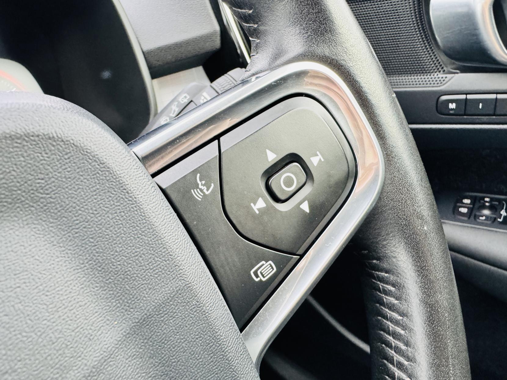 Volvo XC40 1.5 T3 Momentum Pro SUV 5dr Petrol Auto Euro 6 (s/s) (163 ps)