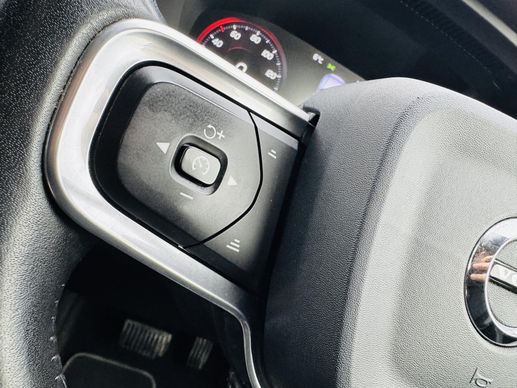 Volvo XC40 1.5 T3 Momentum Pro SUV 5dr Petrol Auto Euro 6 (s/s) (163 ps)