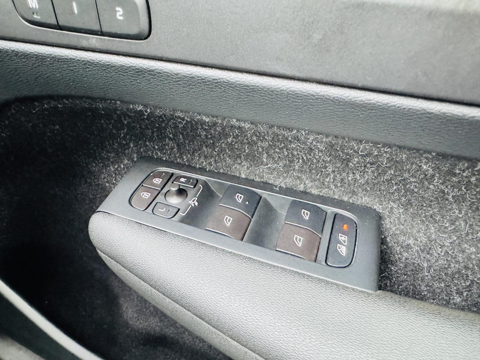 Volvo XC40 1.5 T3 Momentum Pro SUV 5dr Petrol Auto Euro 6 (s/s) (163 ps)